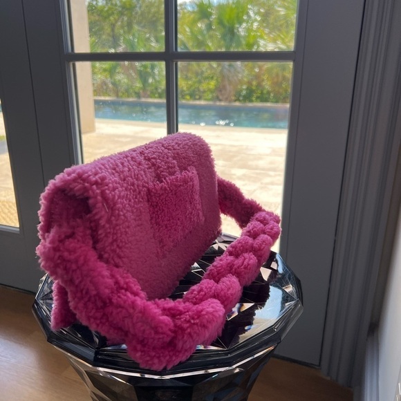 JACQUEMUS Le Bambidou shearling shoulder bag Pink - Picture 3 of 13